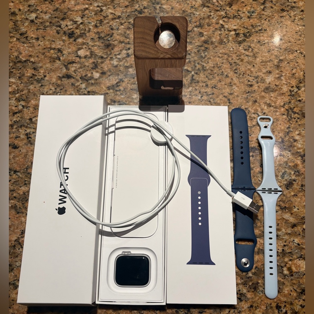 Apple Watch SE Gen 2 Silver 40mm with 2 silicone bands, charger, charging stand